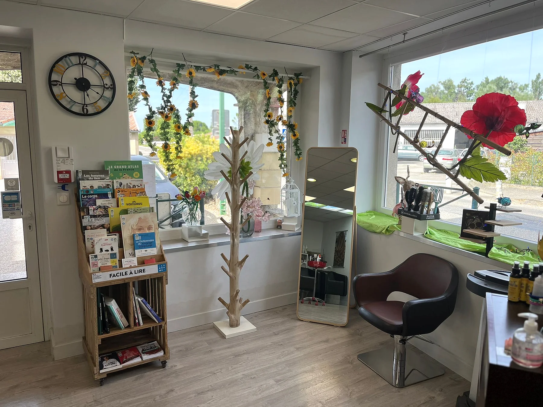 Espace d'accueil fleuri du salon