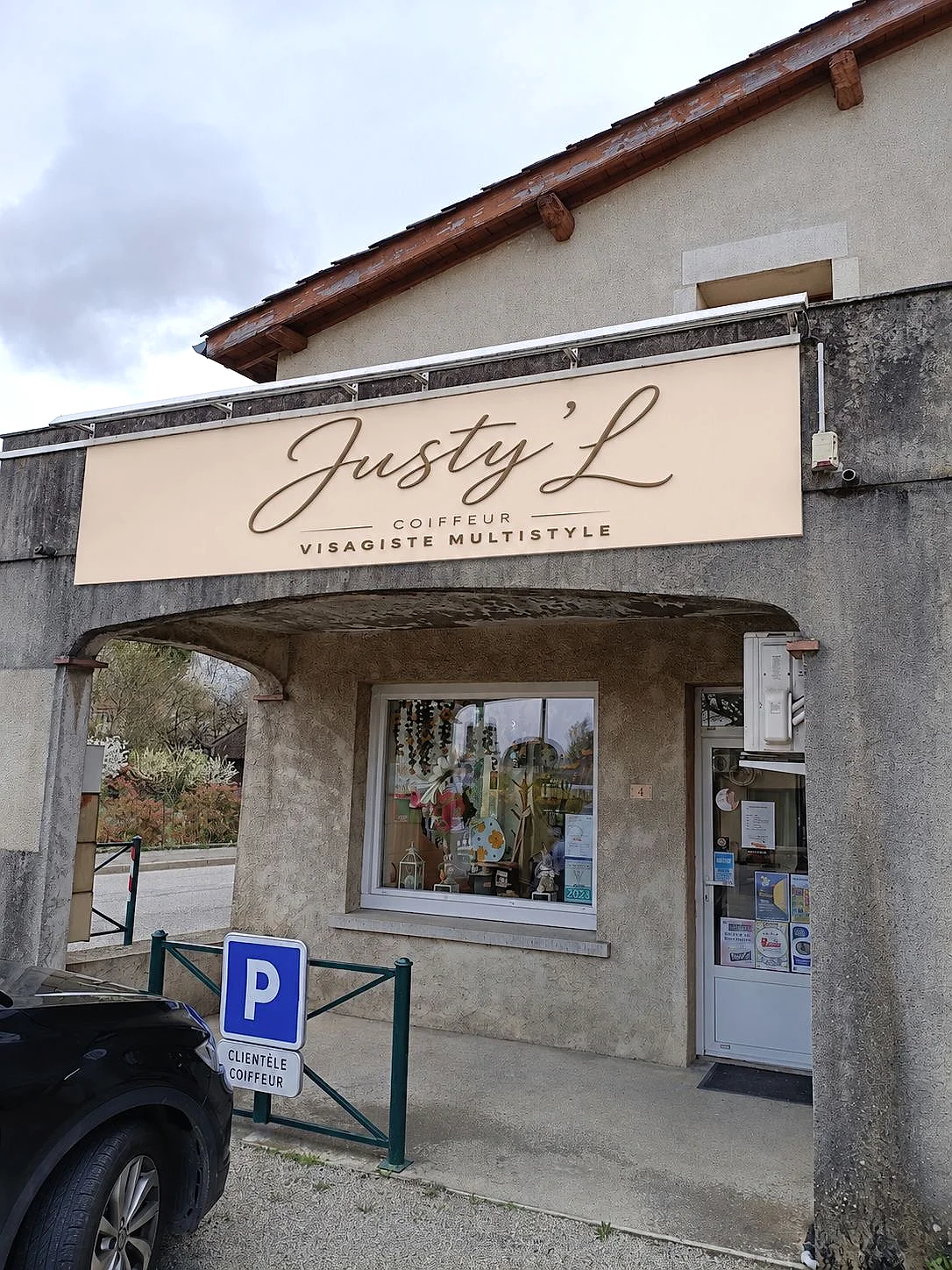 Façade du salon avec l'enseigne JUSTY'L